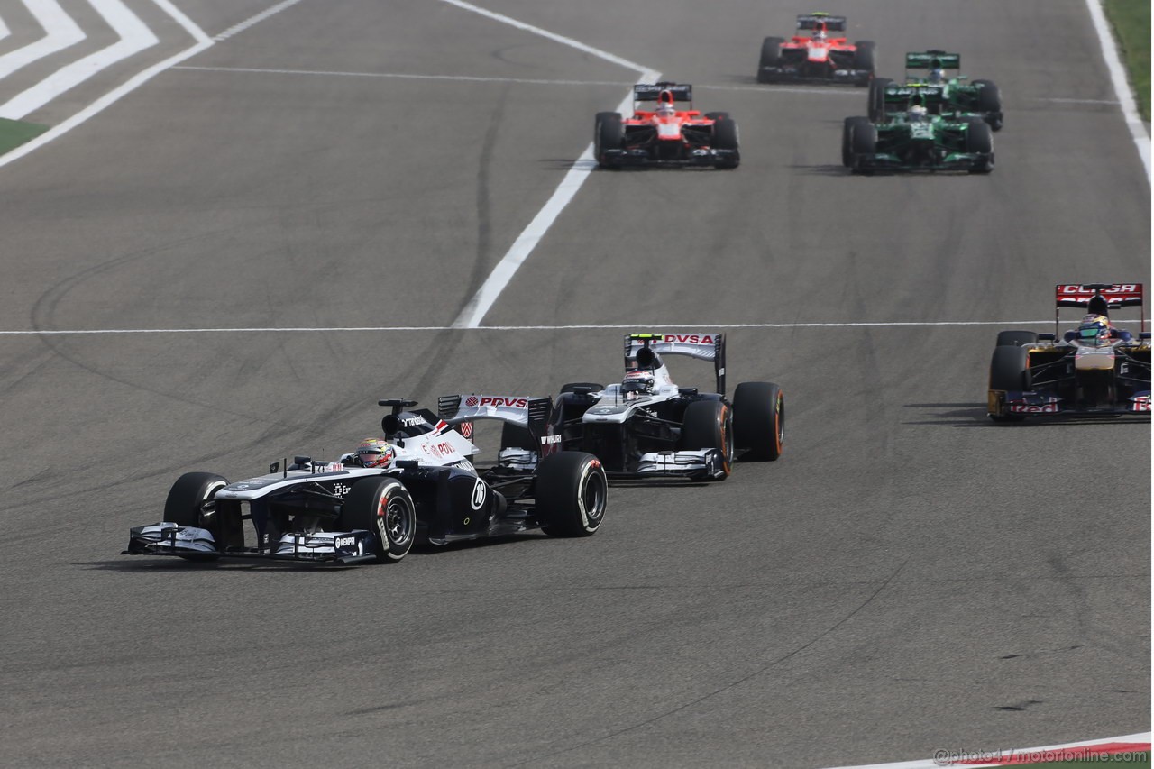 GP BAHRAIN, 21.04.2013- Gara, Pastor Maldonado (VEN) Williams F1 Team FW35 davanti a Valtteri Bottas (FIN), Williams F1 Team FW35 