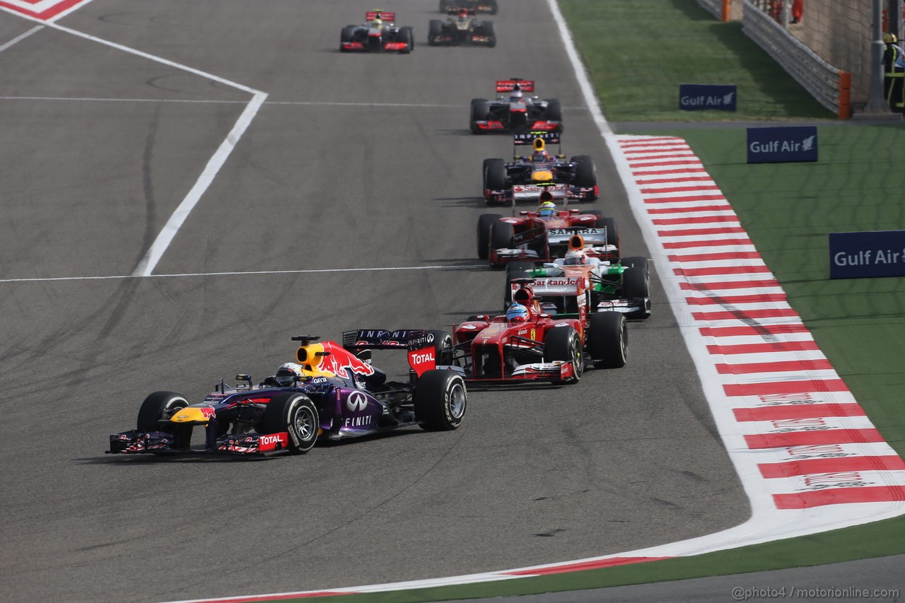 GP BAHRAIN, 21.04.2013- Gara, Sebastian Vettel (GER) Red Bull Racing RB9 davanti a Nico Rosberg (GER) Mercedes AMG F1 W04 
