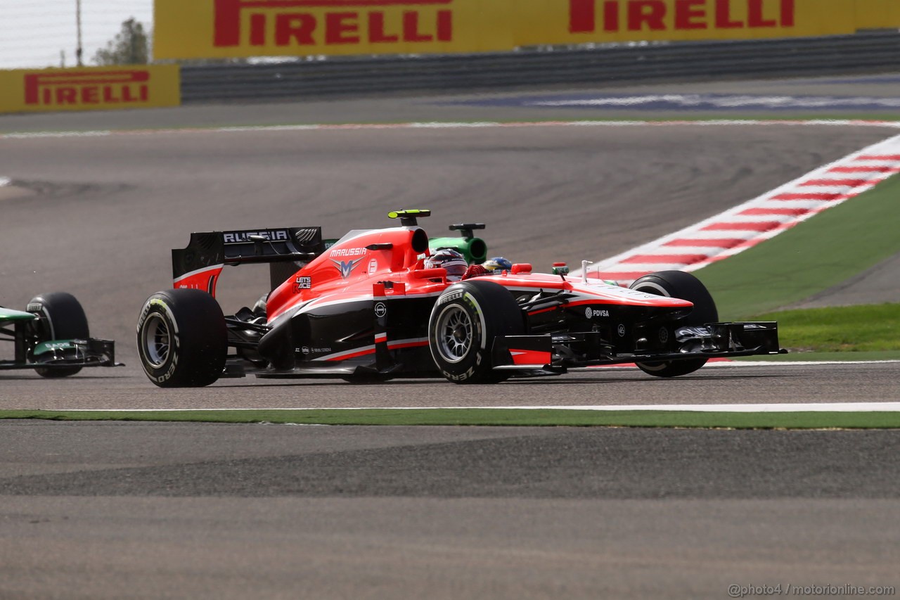GP BAHRAIN, 21.04.2013- Gara, Max Chilton (GBR), Marussia F1 Team MR02 e Charles Pic (FRA) Caterham F1 Team CT03 