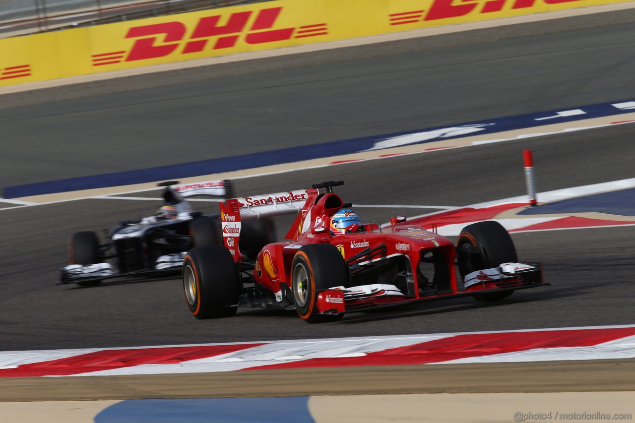 GP BAHRAIN, 21.04.2013- Gara, Fernando Alonso (ESP) Ferrari F138 davanti a Pastor Maldonado (VEN) Williams F1 Team FW35 