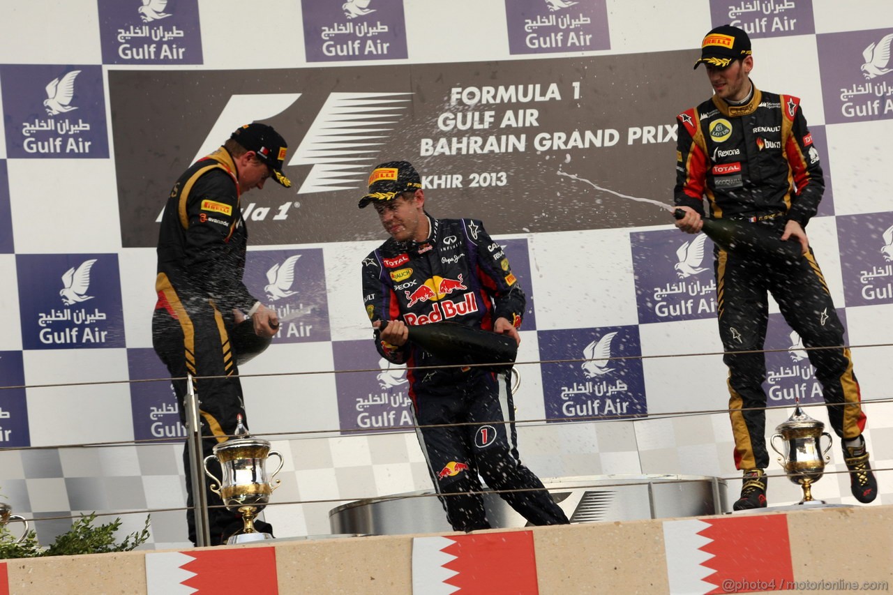 GP BAHRAIN, 21.04.2013- Gara, (L-D) secondo Kimi Raikkonen (FIN) Lotus F1 Team E21, Sebastian Vettel (GER) Red Bull Racing RB9 vincitore e terzo Romain Grosjean (FRA) Lotus F1 Team E21