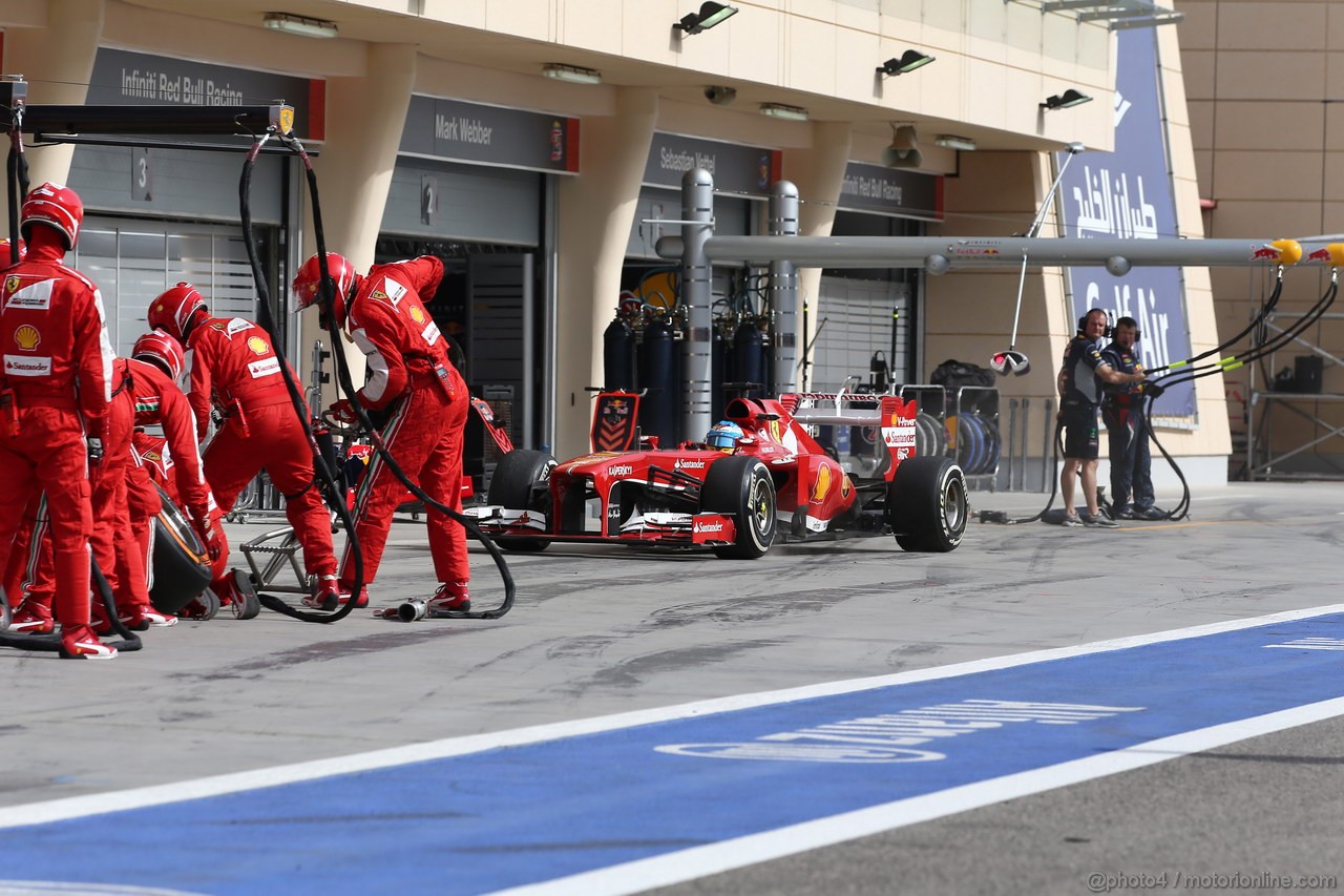 GP BAHRAIN, 21.04.2013- Gara, Fernando Alonso (ESP) Ferrari F138 in the pit lane with problem at DRS