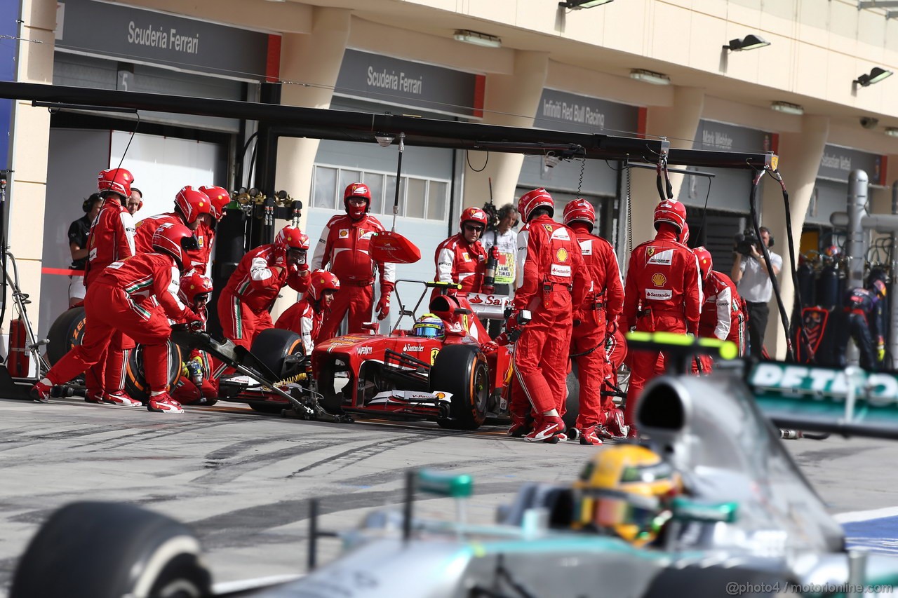 GP BAHRAIN, 21.04.2013- Gara, Pit stop, Felipe Massa (BRA) Ferrari F138 e Lewis Hamilton (GBR) Mercedes AMG F1 W04 