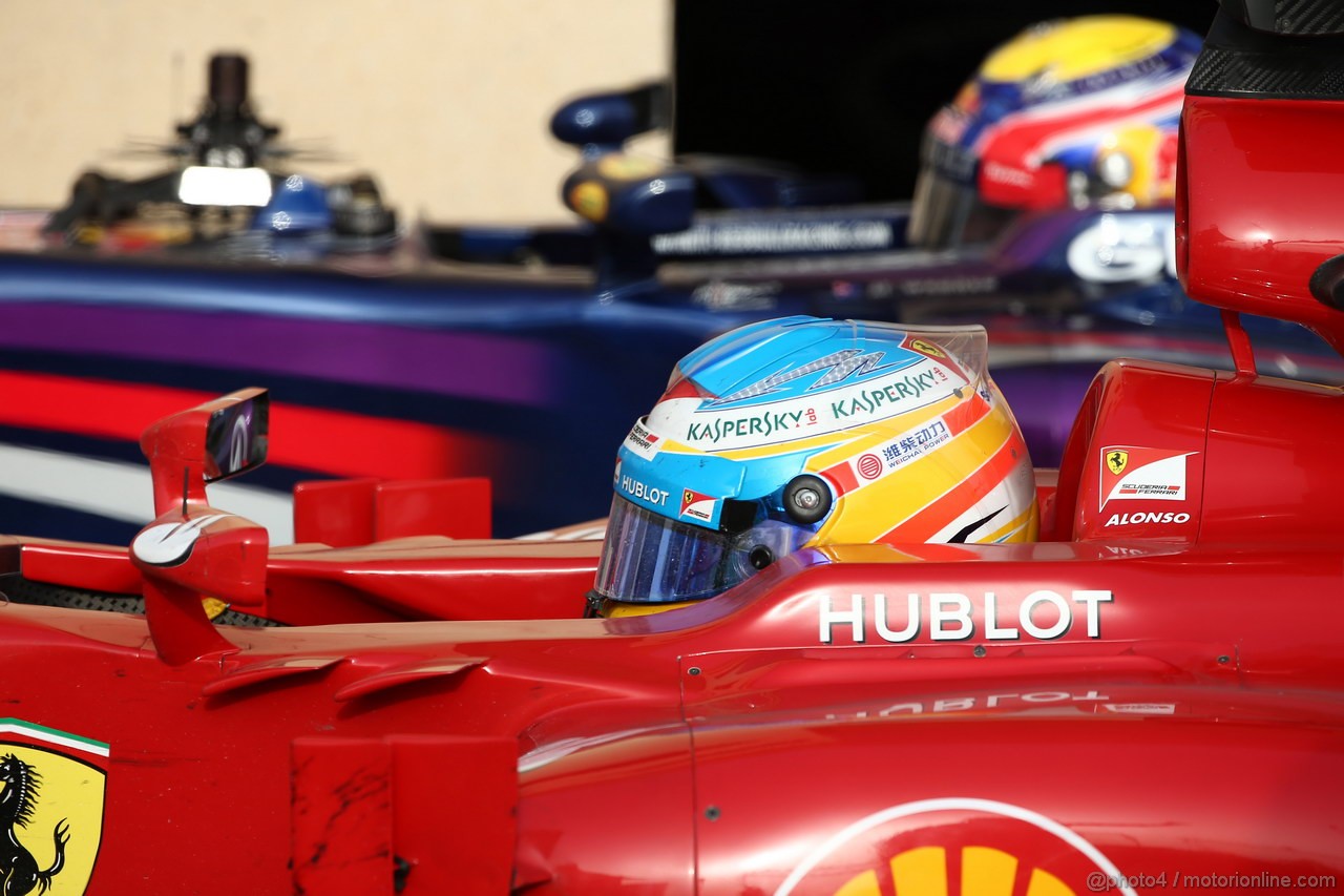 GP BAHRAIN, 21.04.2013- Gara, Fernando Alonso (ESP) Ferrari F138 e Mark Webber (AUS) Red Bull Racing RB9 