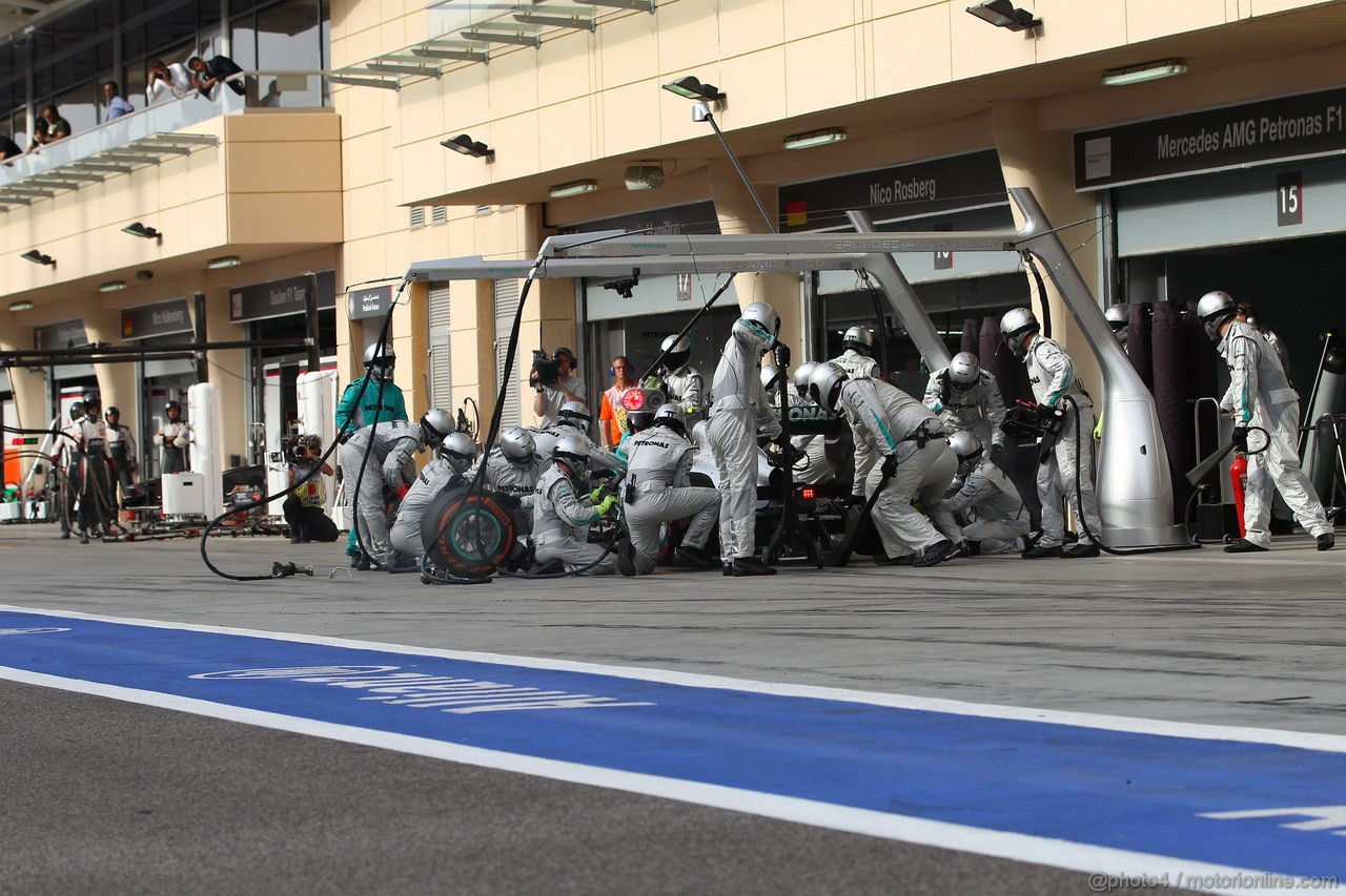 GP BAHRAIN, 21.04.2013- Gara, Sergio Perez (MEX) McLaren MP4-28 