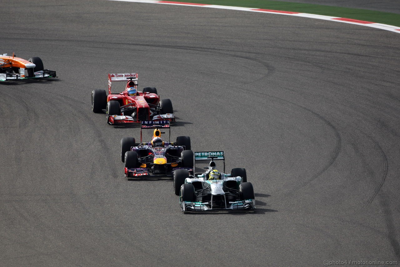 GP BAHRAIN, 21.04.2013- Gara, Nico Rosberg (GER) Mercedes AMG F1 W04 davanti a Sebastian Vettel (GER) Red Bull Racing RB9 