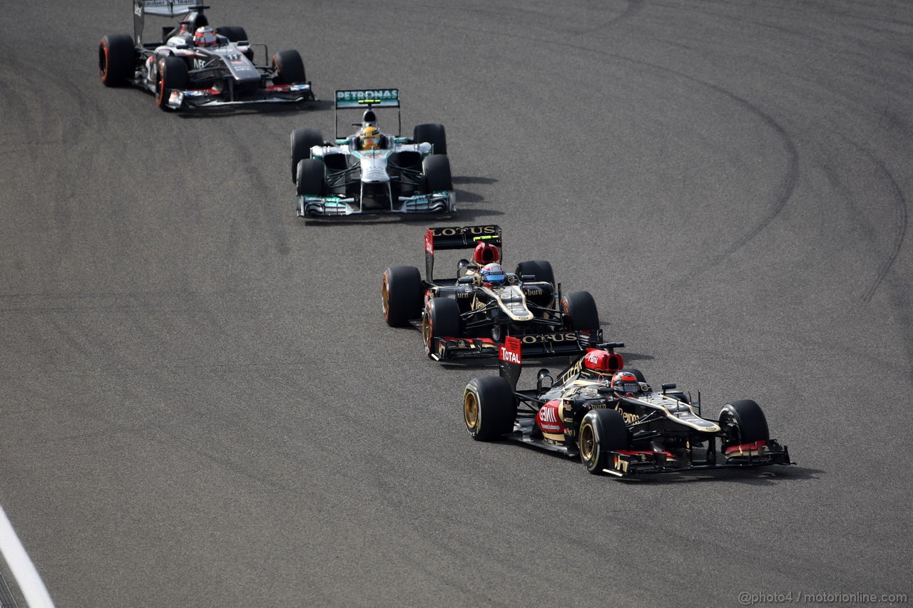GP BAHRAIN, 21.04.2013- Gara, Kimi Raikkonen (FIN) Lotus F1 Team E21 davanti a Romain Grosjean (FRA) Lotus F1 Team E21 