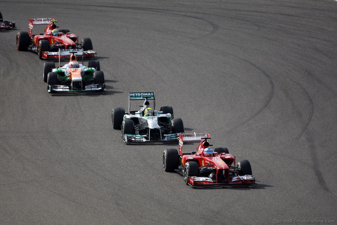 GP BAHRAIN, 21.04.2013- Gara, Fernando Alonso (ESP) Ferrari F138 davanti a Nico Rosberg (GER) Mercedes AMG F1 W04 