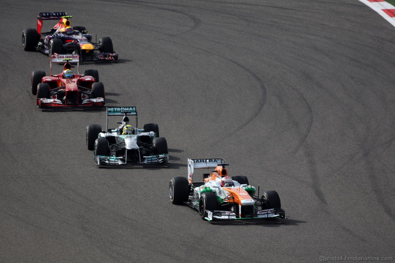 GP BAHRAIN, 21.04.2013- Gara,Paul di Resta (GBR) Sahara Force India F1 Team VJM06 davanti a Nico Rosberg (GER) Mercedes AMG F1 W04 