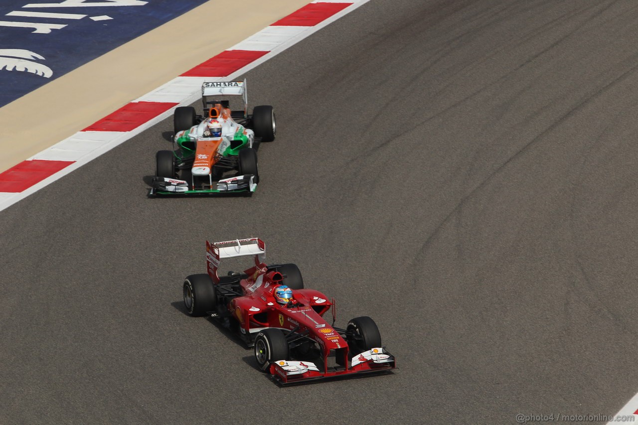 GP BAHRAIN, 21.04.2013- Gara, Fernando Alonso (ESP) Ferrari F138 davanti a Paul di Resta (GBR) Sahara Force India F1 Team VJM06 