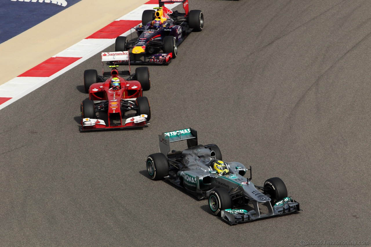 GP BAHRAIN, 21.04.2013- Gara, Nico Rosberg (GER) Mercedes AMG F1 W04 davanti a Felipe Massa (BRA) Ferrari F138 