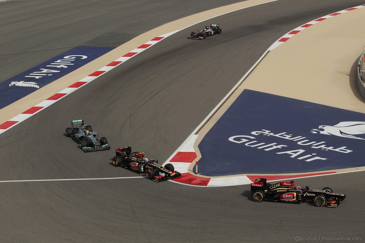 GP BAHRAIN, 21.04.2013- Gara, Kimi Raikkonen (FIN) Lotus F1 Team E21 davanti a Romain Grosjean (FRA) Lotus F1 Team E21 