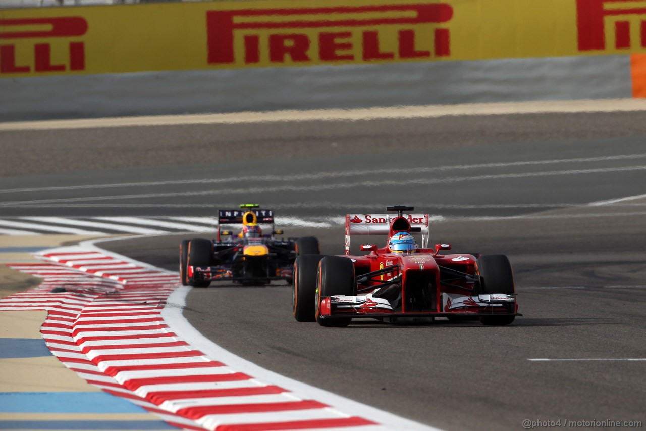 GP BAHRAIN, 21.04.2013- Gara, Fernando Alonso (ESP) Ferrari F138 davanti a Mark Webber (AUS) Red Bull Racing RB9 