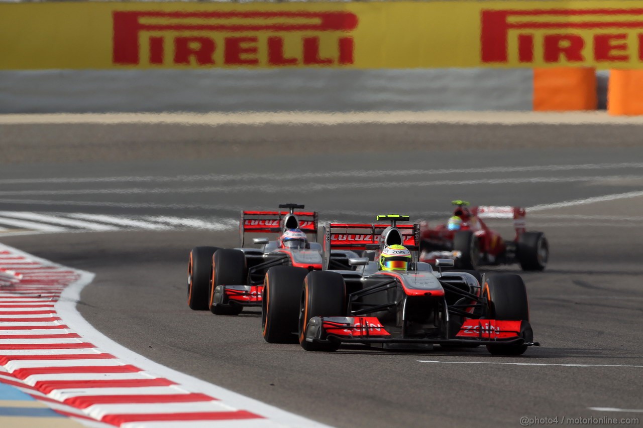 GP BAHRAIN, 21.04.2013- Gara, Sergio Perez (MEX) McLaren MP4-28 davanti a Jenson Button (GBR) McLaren Mercedes MP4-28 