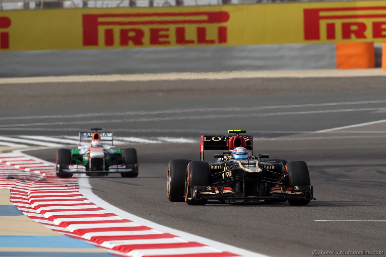GP BAHRAIN, 21.04.2013- Gara, Romain Grosjean (FRA) Lotus F1 Team E21 davanti a Paul di Resta (GBR) Sahara Force India F1 Team VJM06 