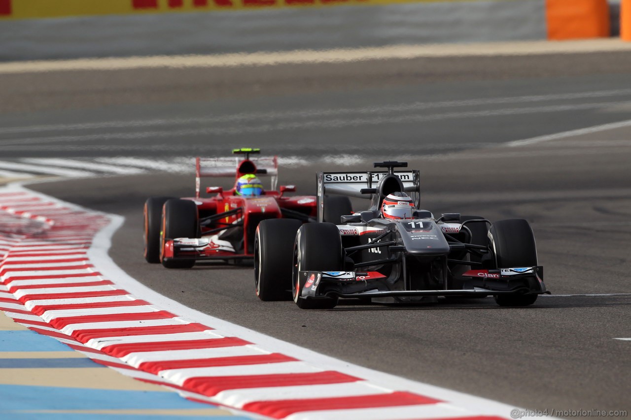 GP BAHRAIN, 21.04.2013- Gara, Nico Hulkenberg (GER) Sauber F1 Team C32 davanti a Felipe Massa (BRA) Ferrari F138 