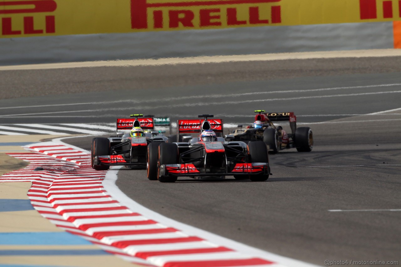 GP BAHRAIN, 21.04.2013- Gara, Jenson Button (GBR) McLaren Mercedes MP4-28 davanti a Sergio Perez (MEX) McLaren MP4-28 