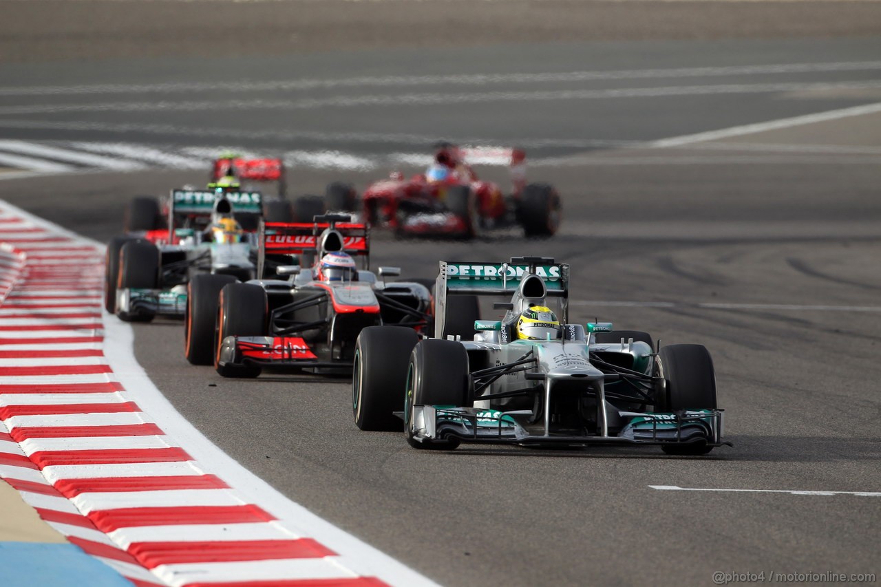 GP BAHRAIN, 21.04.2013- Gara, Nico Rosberg (GER) Mercedes AMG F1 W04 davanti a Jenson Button (GBR) McLaren Mercedes MP4-28 