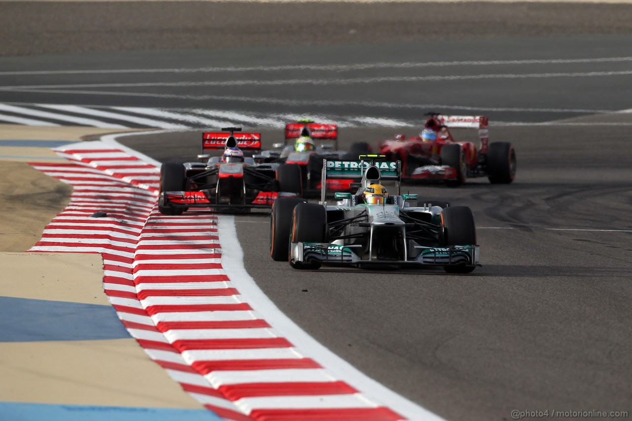 GP BAHRAIN, 21.04.2013- Gara, Lewis Hamilton (GBR) Mercedes AMG F1 W04 davanti a Jenson Button (GBR) McLaren Mercedes MP4-28 