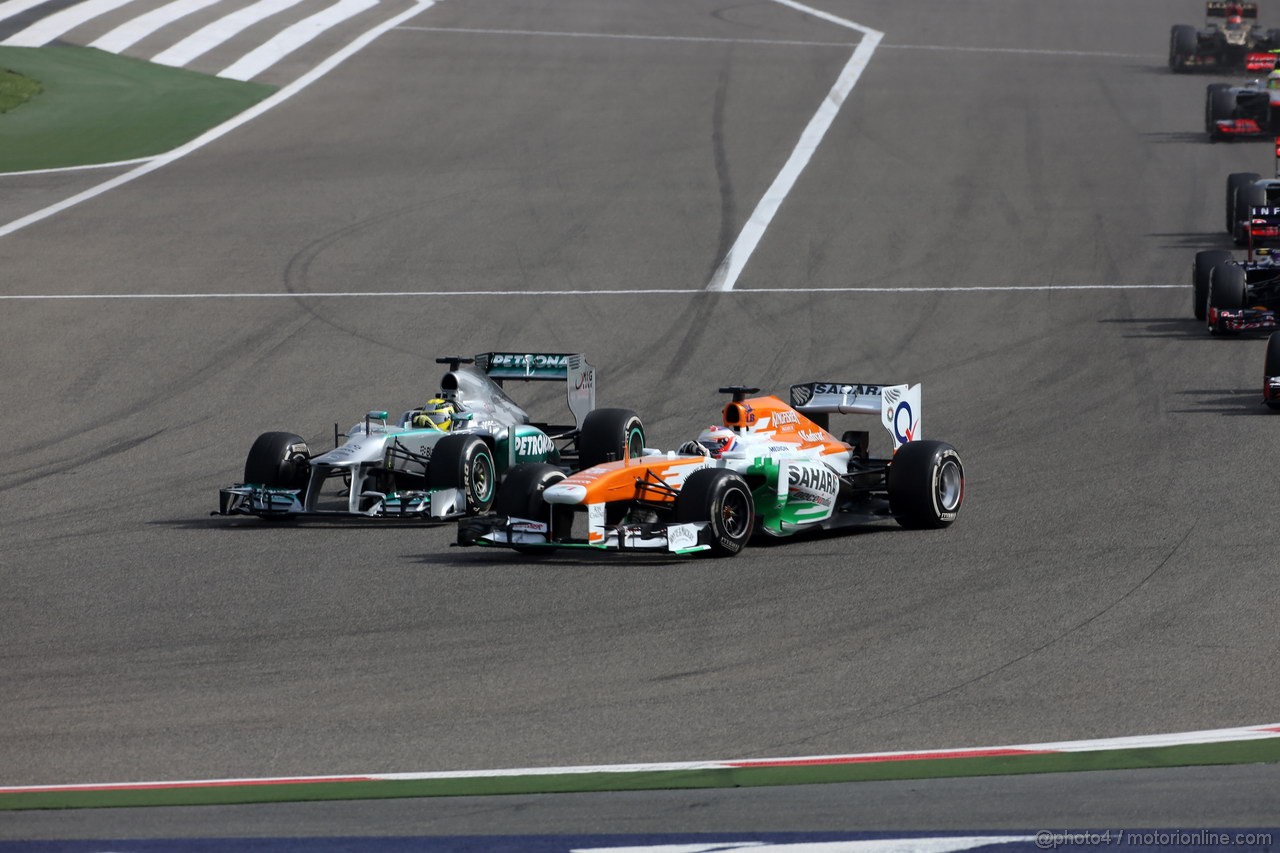 GP BAHRAIN, 21.04.2013- Gara, Nico Rosberg (GER) Mercedes AMG F1 W04 e Paul di Resta (GBR) Sahara Force India F1 Team VJM06 