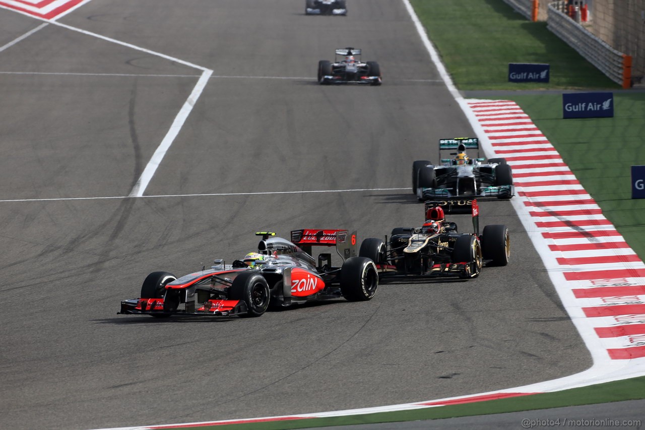 GP BAHRAIN, 21.04.2013- Gara, Sergio Perez (MEX) McLaren MP4-28 davanti a Kimi Raikkonen (FIN) Lotus F1 Team E21 