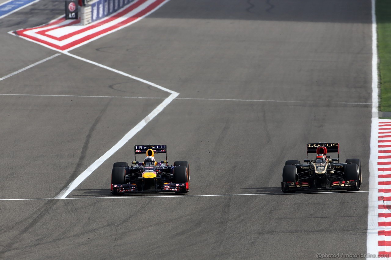 GP BAHRAIN, 21.04.2013- Gara, Sebastian Vettel (GER) Red Bull Racing RB9 e Kimi Raikkonen (FIN) Lotus F1 Team E21 