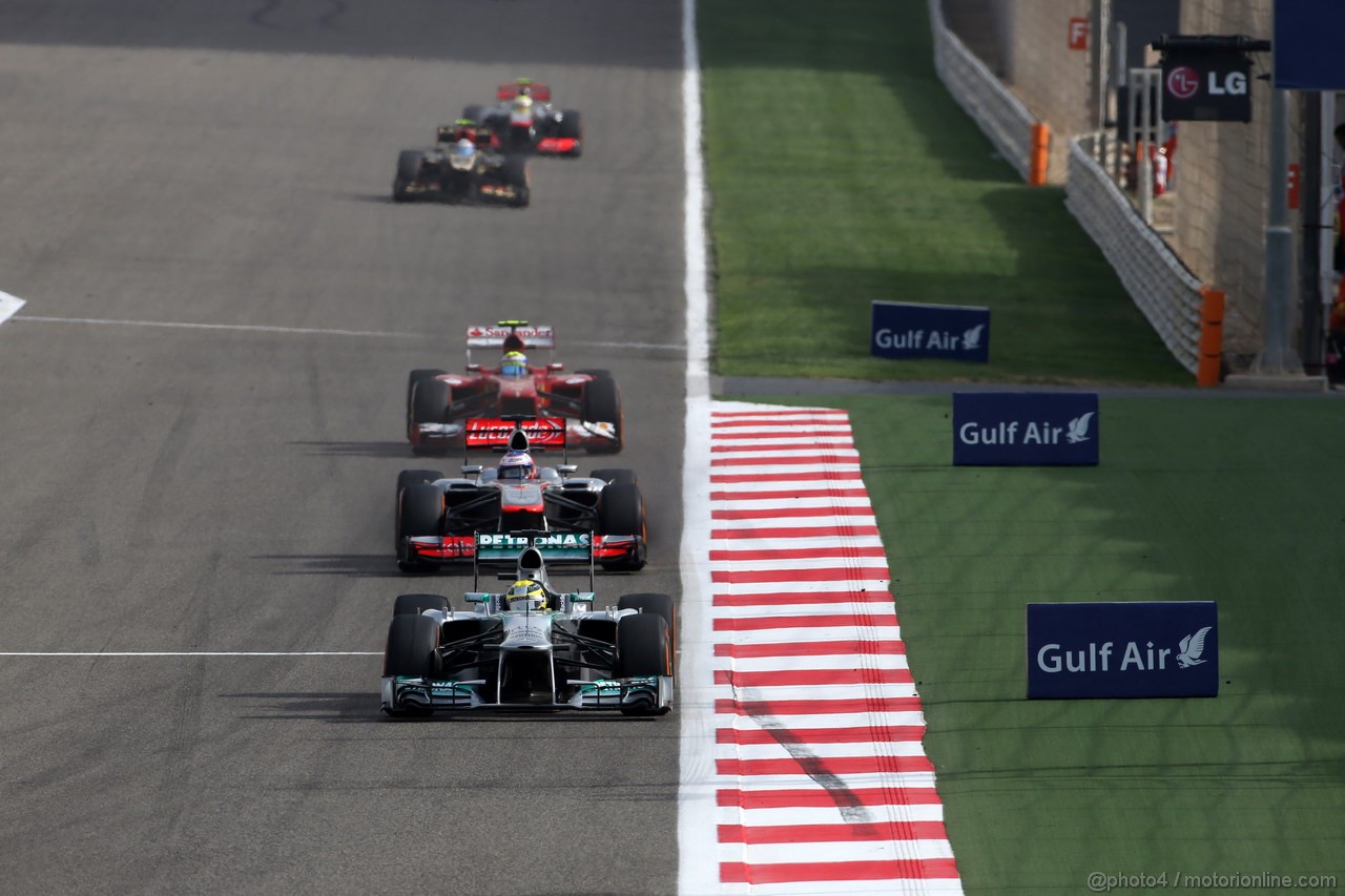 GP BAHRAIN, 21.04.2013- Gara, Nico Rosberg (GER) Mercedes AMG F1 W04 davanti a Jenson Button (GBR) McLaren Mercedes MP4-28 