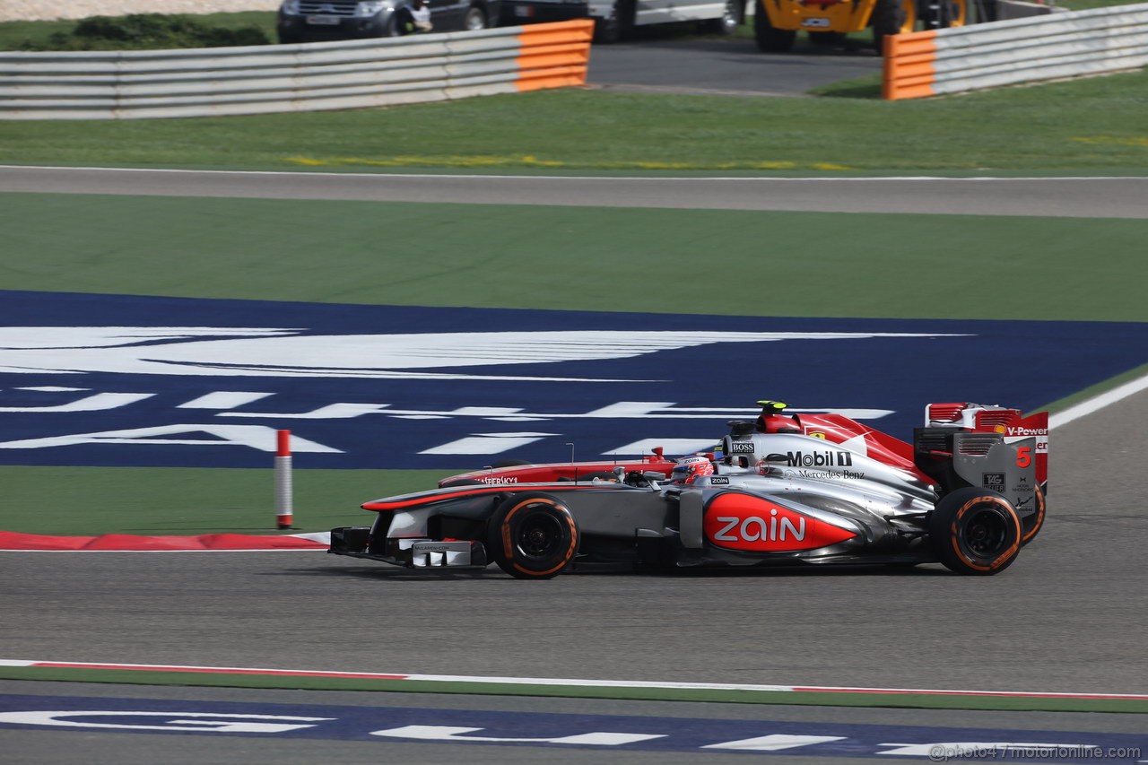 GP BAHRAIN, 21.04.2013- Gara, Jenson Button (GBR) McLaren Mercedes MP4-28 e Felipe Massa (BRA) Ferrari F138 