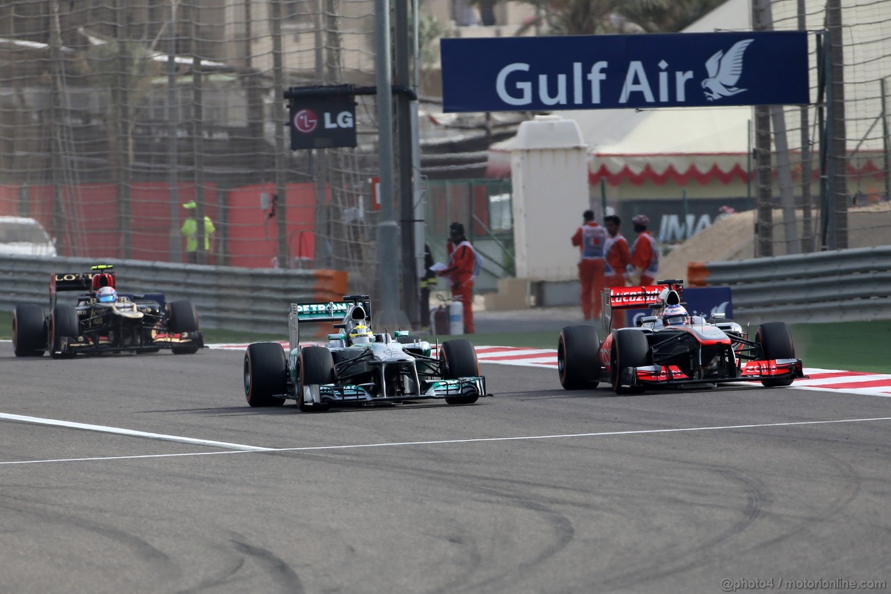 GP BAHRAIN, 21.04.2013- Gara, Nico Rosberg (GER) Mercedes AMG F1 W04 e Jenson Button (GBR) McLaren Mercedes MP4-28 