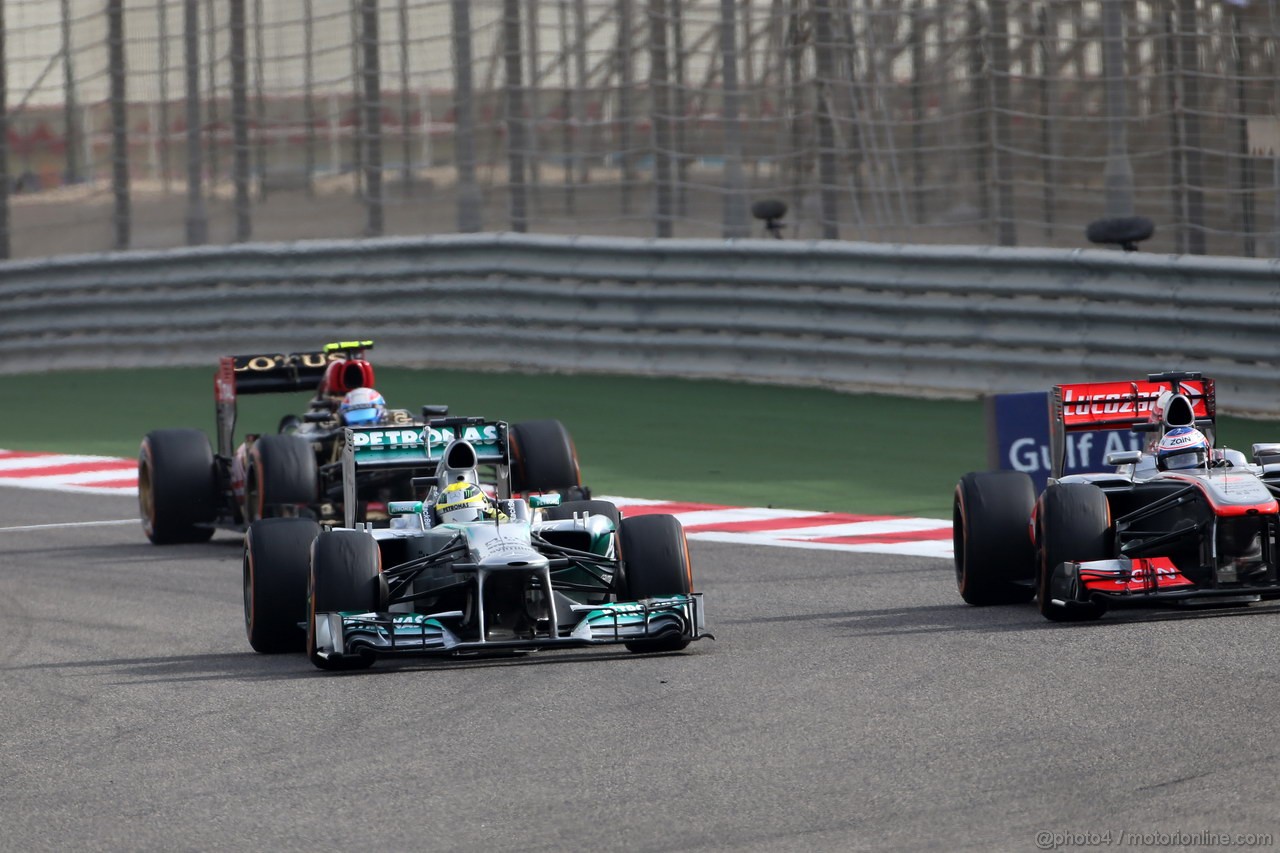 GP BAHRAIN, 21.04.2013- Gara, Nico Rosberg (GER) Mercedes AMG F1 W04 e Jenson Button (GBR) McLaren Mercedes MP4-28 