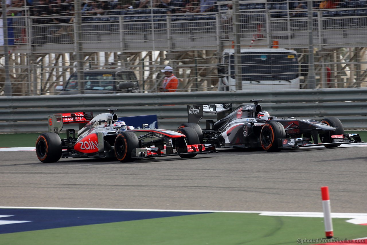 GP BAHRAIN, 21.04.2013- Gara, Jenson Button (GBR) McLaren Mercedes MP4-28 e Nico Hulkenberg (GER) Sauber F1 Team C32 