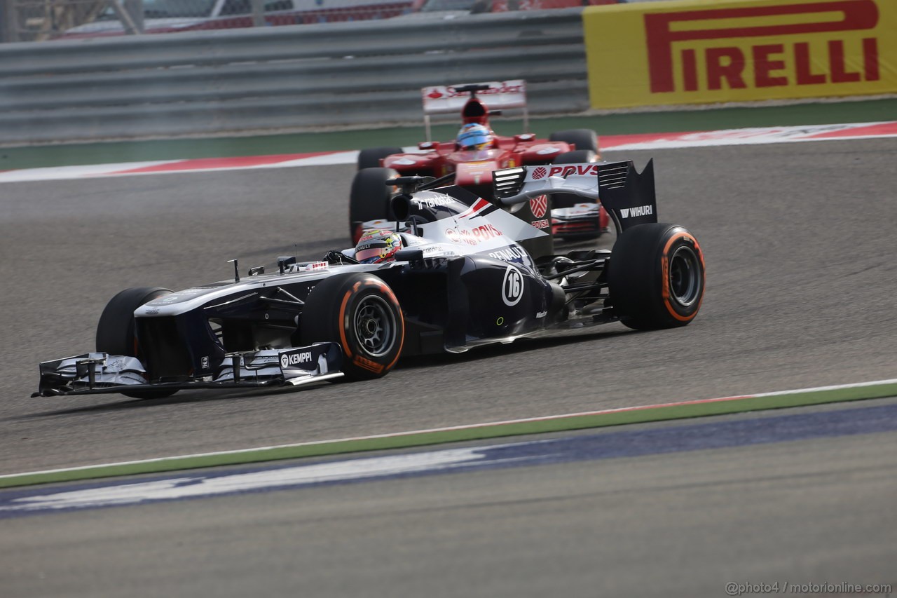 GP BAHRAIN, 21.04.2013- Gara, Pastor Maldonado (VEN) Williams F1 Team FW35 davanti a Fernando Alonso (ESP) Ferrari F138 