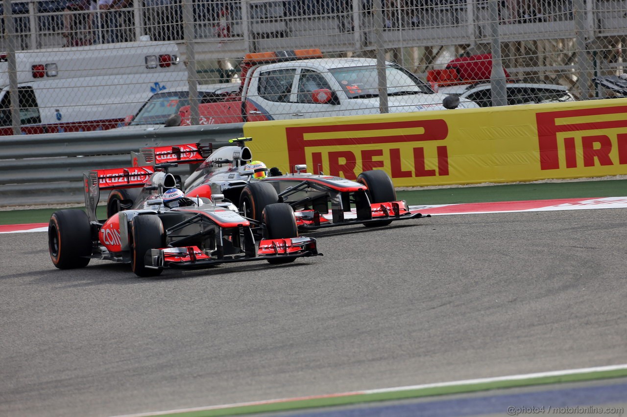 GP BAHRAIN, 21.04.2013- Gara, Jenson Button (GBR) McLaren Mercedes MP4-28 e Sergio Perez (MEX) McLaren MP4-28
