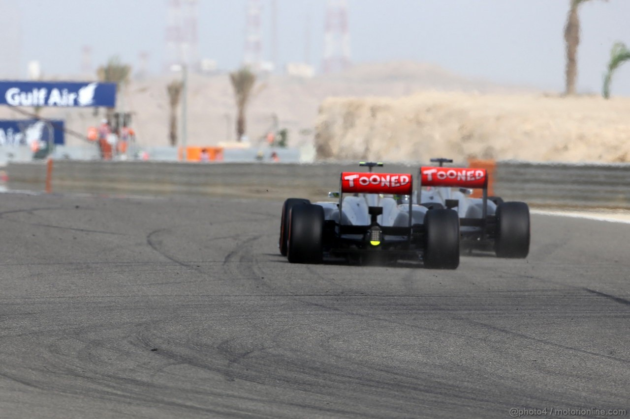 GP BAHRAIN, 21.04.2013- Gara, Sergio Perez (MEX) McLaren MP4-28 e Jenson Button (GBR) McLaren Mercedes MP4-28 