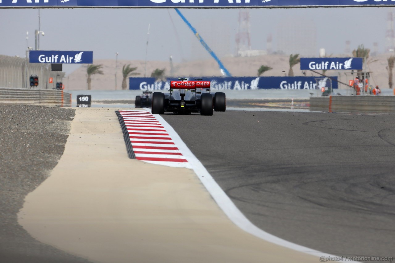 GP BAHRAIN, 21.04.2013- Gara, Sergio Perez (MEX) McLaren MP4-28 e Jenson Button (GBR) McLaren Mercedes MP4-28 