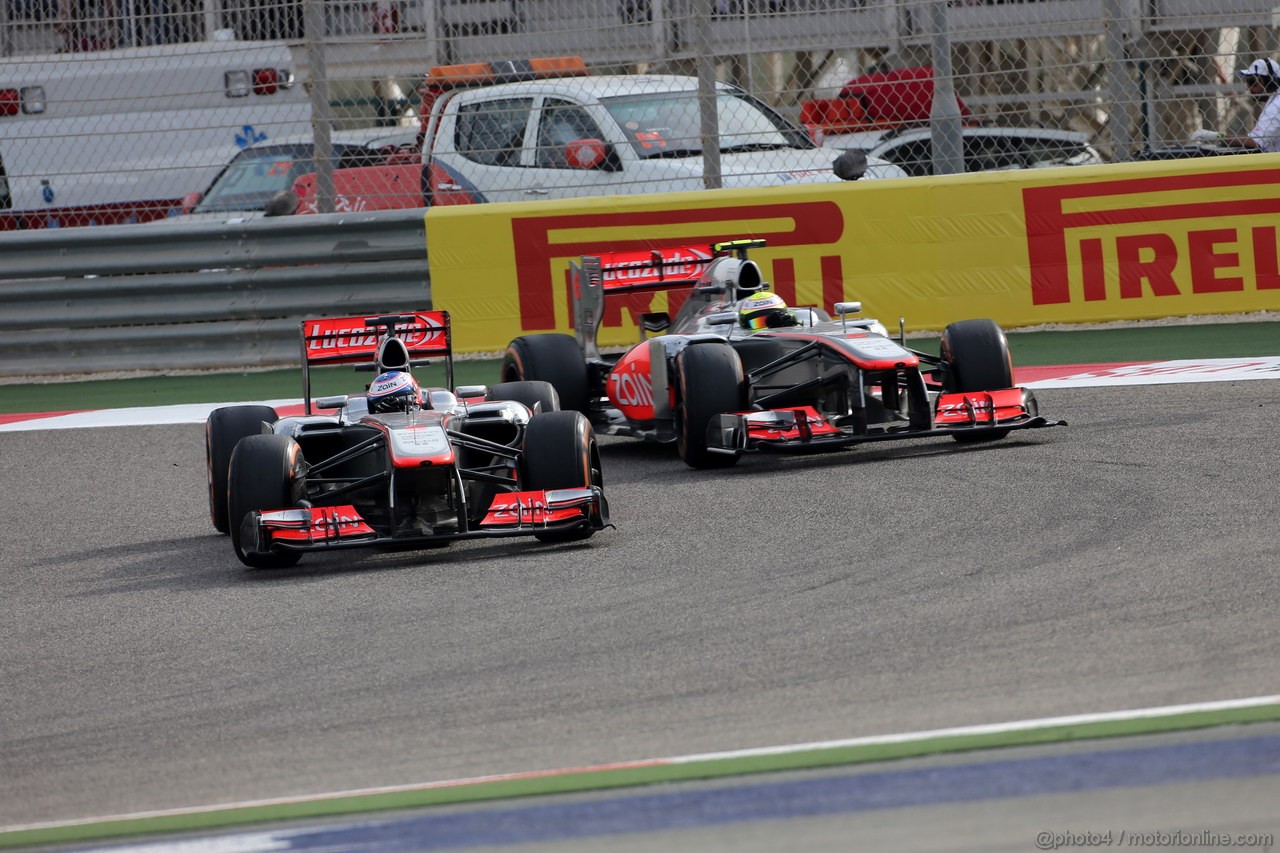 GP BAHRAIN, 21.04.2013- Gara, Jenson Button (GBR) McLaren Mercedes MP4-28 e Sergio Perez (MEX) McLaren MP4-28 