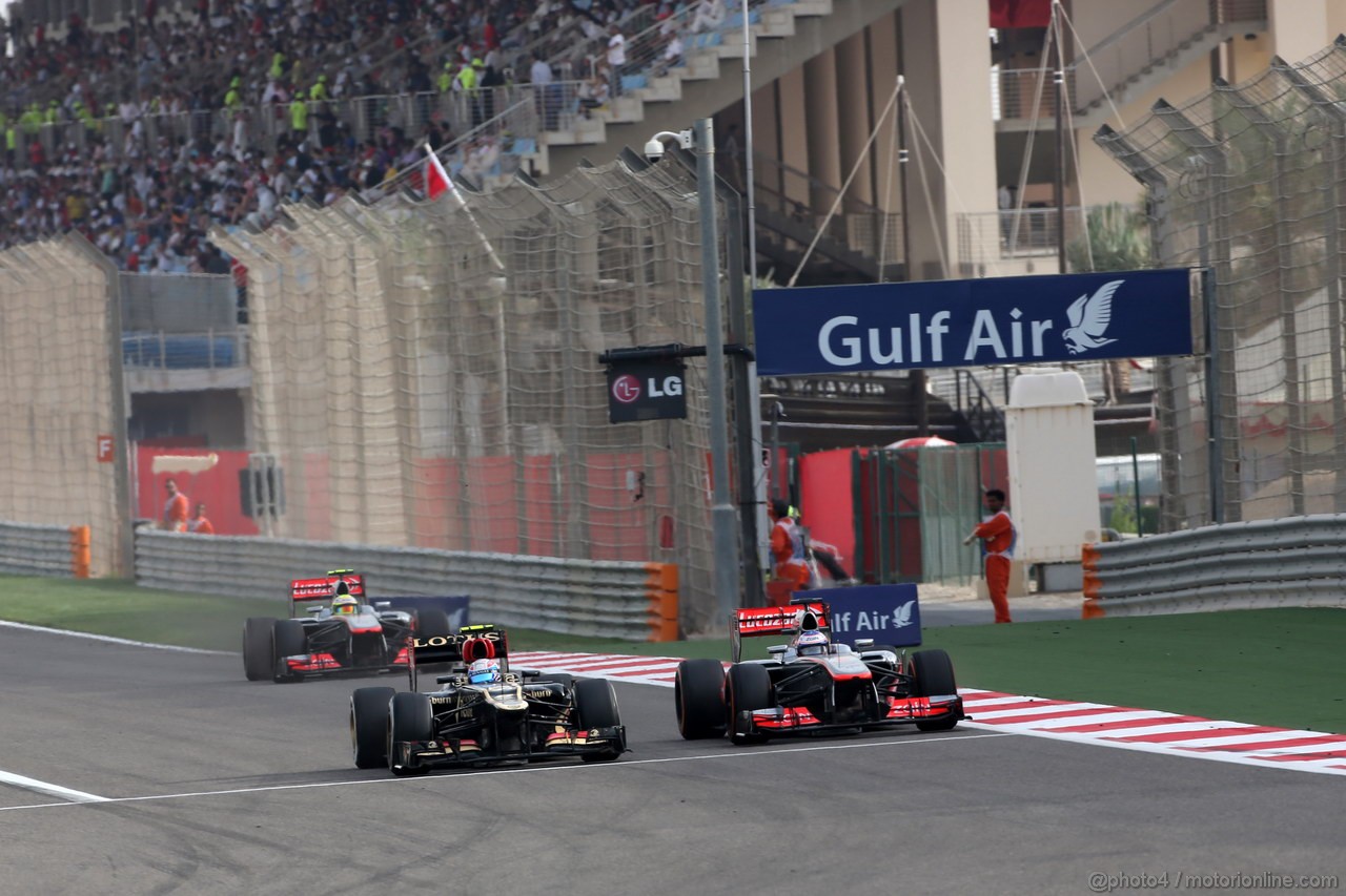 GP BAHRAIN, 21.04.2013- Gara, Romain Grosjean (FRA) Lotus F1 Team E21 e Jenson Button (GBR) McLaren Mercedes MP4-28 