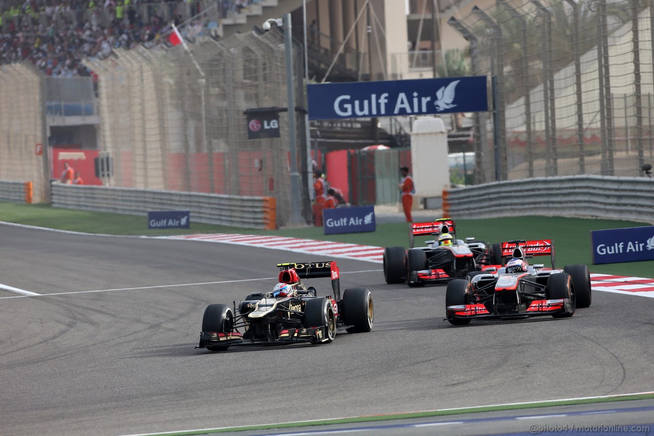GP BAHRAIN, 21.04.2013- Gara, Romain Grosjean (FRA) Lotus F1 Team E21 e Jenson Button (GBR) McLaren Mercedes MP4-28 
