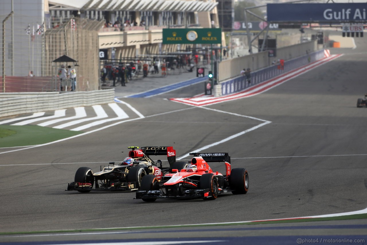 GP BAHRAIN, 21.04.2013- Gara, Romain Grosjean (FRA) Lotus F1 Team E21 e Jules Bianchi (FRA) Marussia F1 Team MR02 