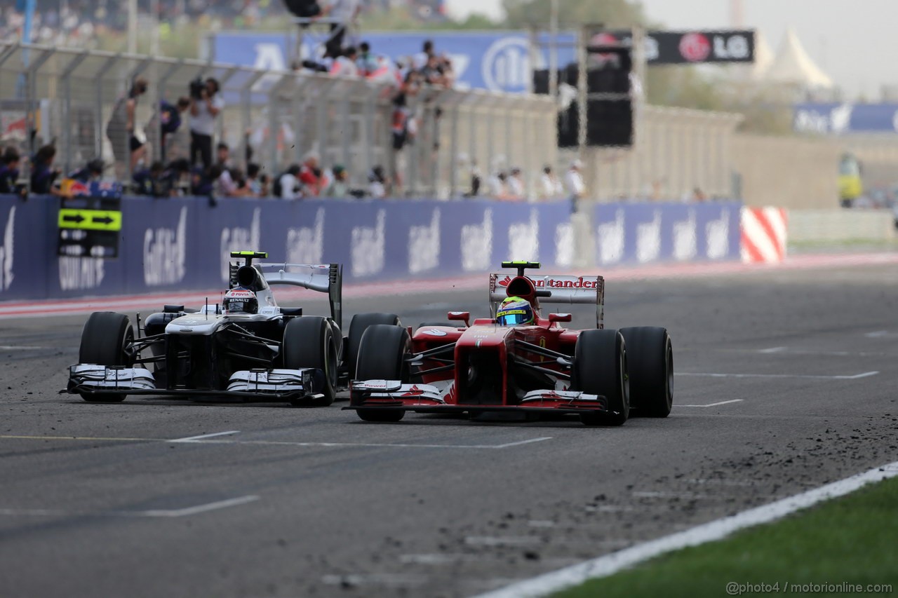 GP BAHRAIN, 21.04.2013- Gara, Valtteri Bottas (FIN), Williams F1 Team FW35 e Felipe Massa (BRA) Ferrari F138 