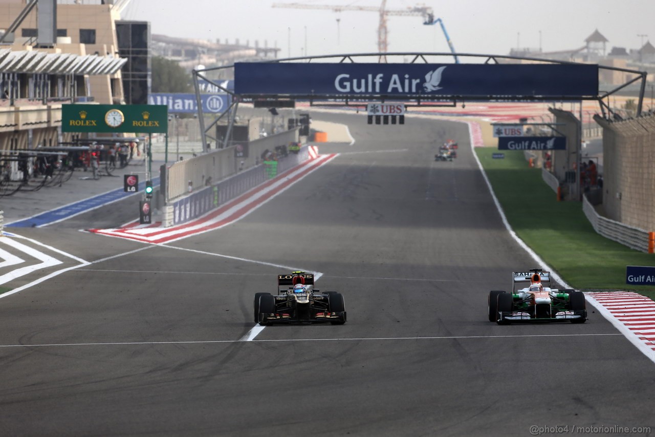 GP BAHRAIN, 21.04.2013- Gara, Romain Grosjean (FRA) Lotus F1 Team E21 e Paul di Resta (GBR) Sahara Force India F1 Team VJM06 
