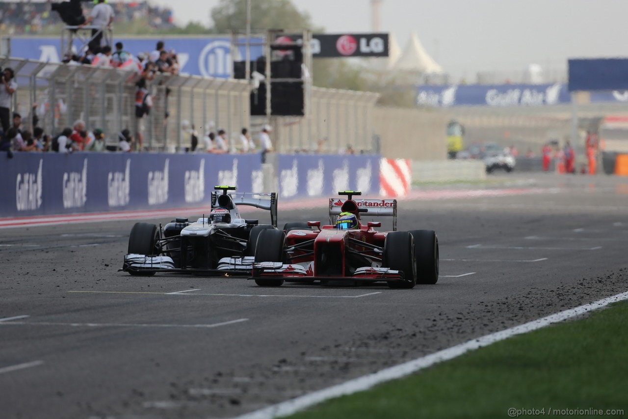GP BAHRAIN, 21.04.2013- Gara, Valtteri Bottas (FIN), Williams F1 Team FW35 e Felipe Massa (BRA) Ferrari F138