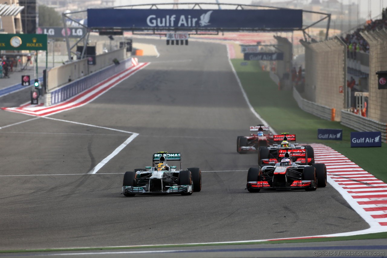GP BAHRAIN, 21.04.2013- Gara, Lewis Hamilton (GBR) Mercedes AMG F1 W04 e Jenson Button (GBR) McLaren Mercedes MP4-28 
