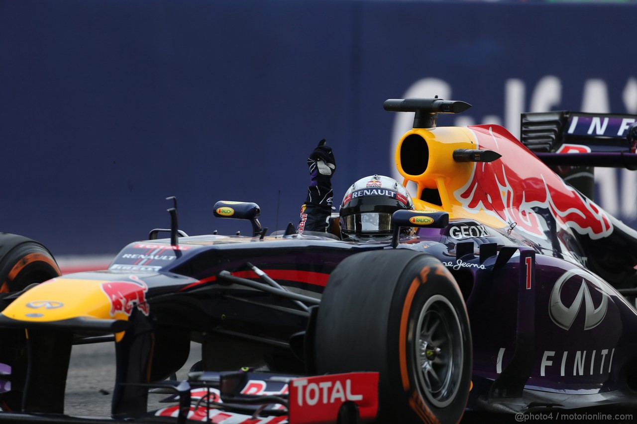 GP BAHRAIN, 21.04.2013- Gara, Sebastian Vettel (GER) Red Bull Racing RB9 vincitore