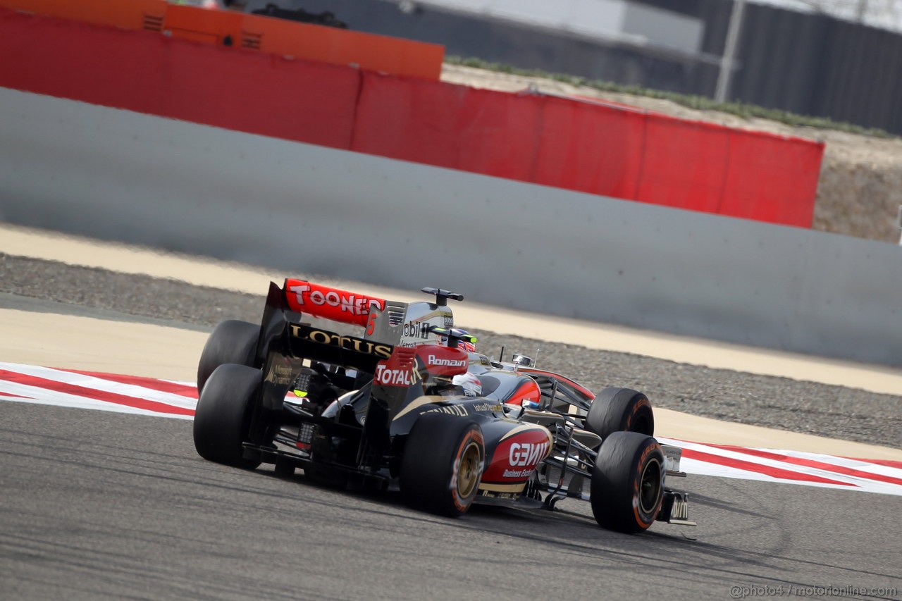 GP BAHRAIN, 21.04.2013- Gara, Romain Grosjean (FRA) Lotus F1 Team E21 e Jenson Button (GBR) McLaren Mercedes MP4-28 
