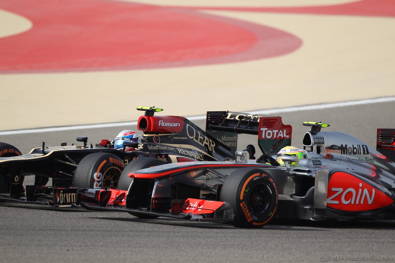 GP BAHRAIN, 21.04.2013- Gara, Romain Grosjean (FRA) Lotus F1 Team E21 e Sergio Perez (MEX) McLaren MP4-28 