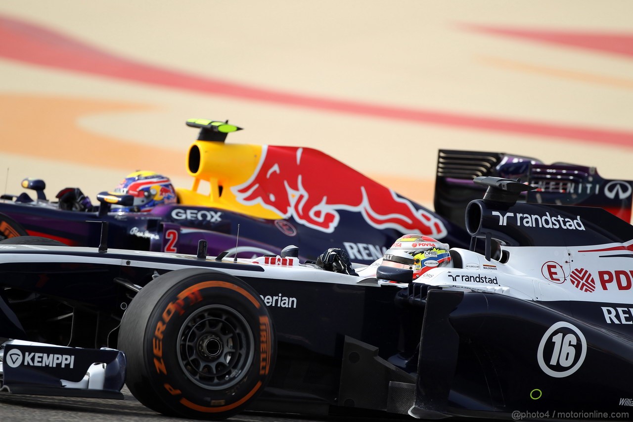 GP BAHRAIN, 21.04.2013- Gara, Pastor Maldonado (VEN) Williams F1 Team FW35 e Mark Webber (AUS) Red Bull Racing RB9 