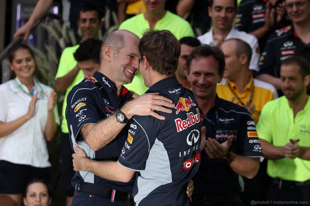 GP BAHRAIN, 21.04.2013- Gara, Festeggiamenti, Sebastian Vettel (GER) Red Bull Racing RB9 vincitore with Adrian Newey (GBR), Red Bull Racing , Technical Operations Director 