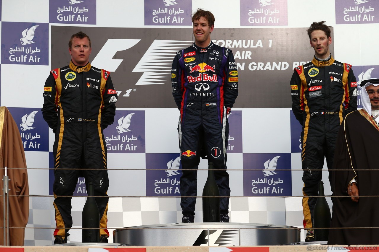 GP BAHRAIN, 21.04.2013- Gara, secondo Kimi Raikkonen (FIN) Lotus F1 Team E21, Sebastian Vettel (GER) Red Bull Racing RB9 vincitore e terzo Romain Grosjean (FRA) Lotus F1 Team E21