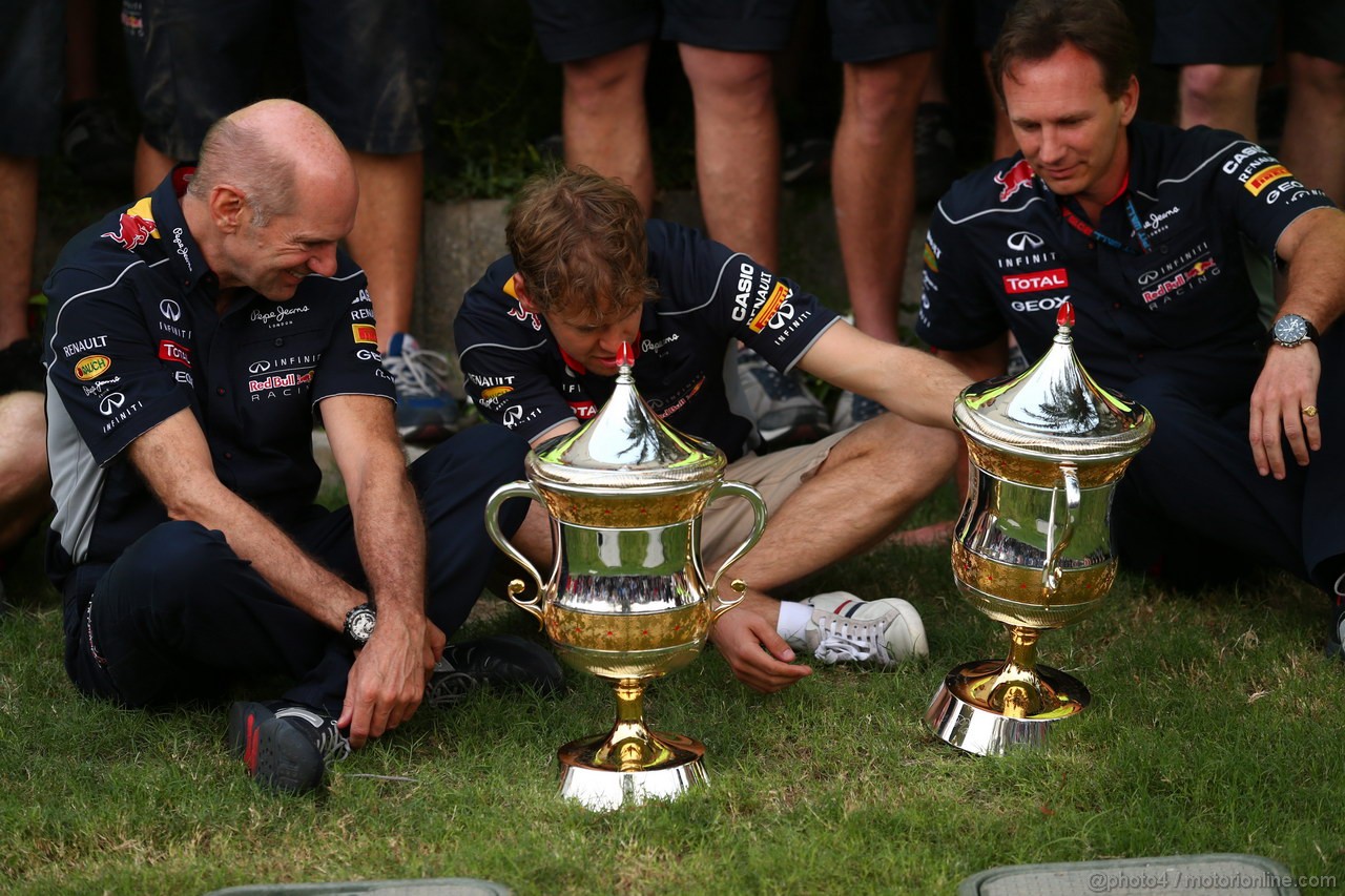 GP BAHRAIN, 21.04.2013- Gara, Festeggiamenti, Sebastian Vettel (GER) Red Bull Racing RB9 vincitore with Adrian Newey (GBR), Red Bull Racing , Technical Operations Director e Christian Horner (GBR), Red Bull Racing, Sporting Director
